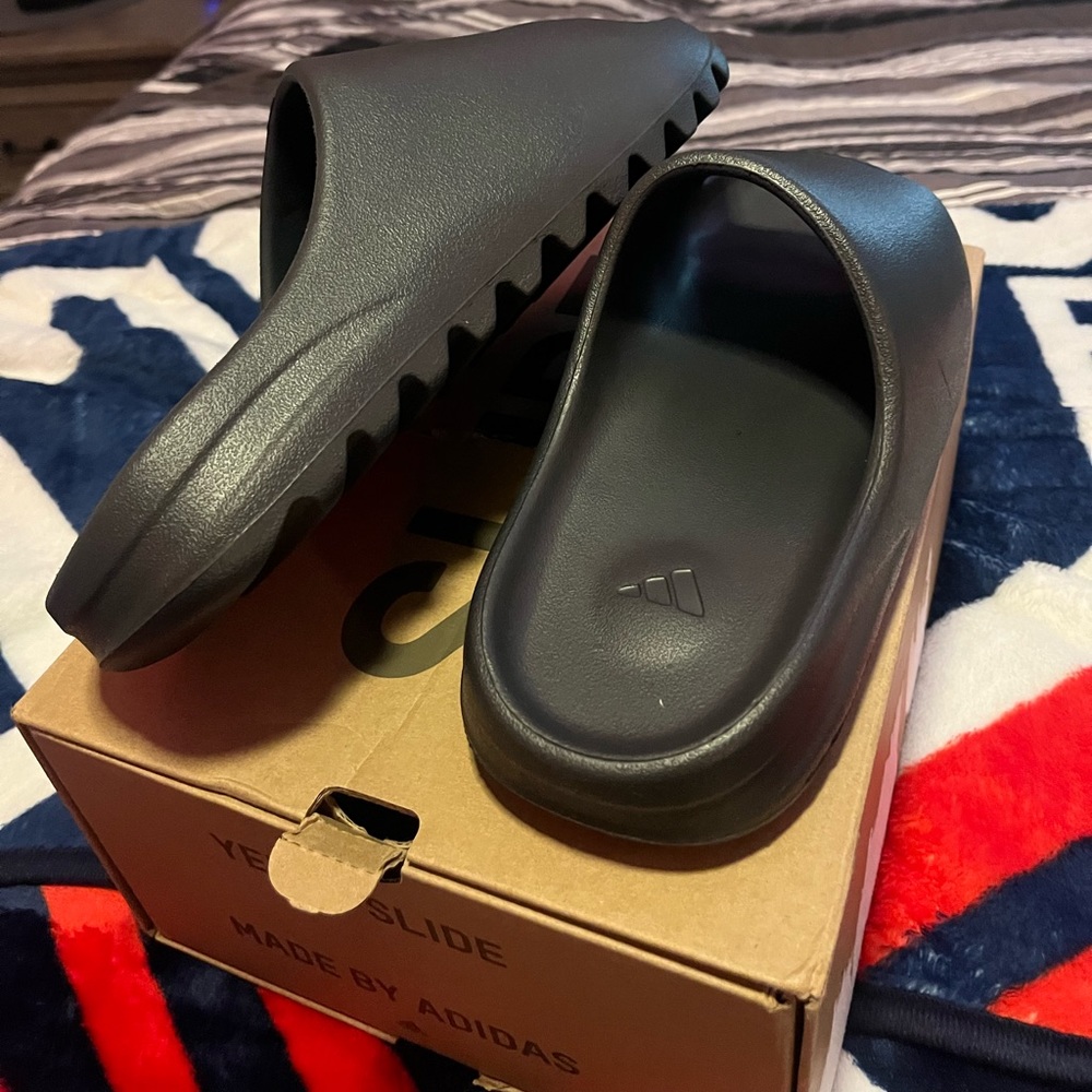New Yeezy Onyx slides, box slightly damaged